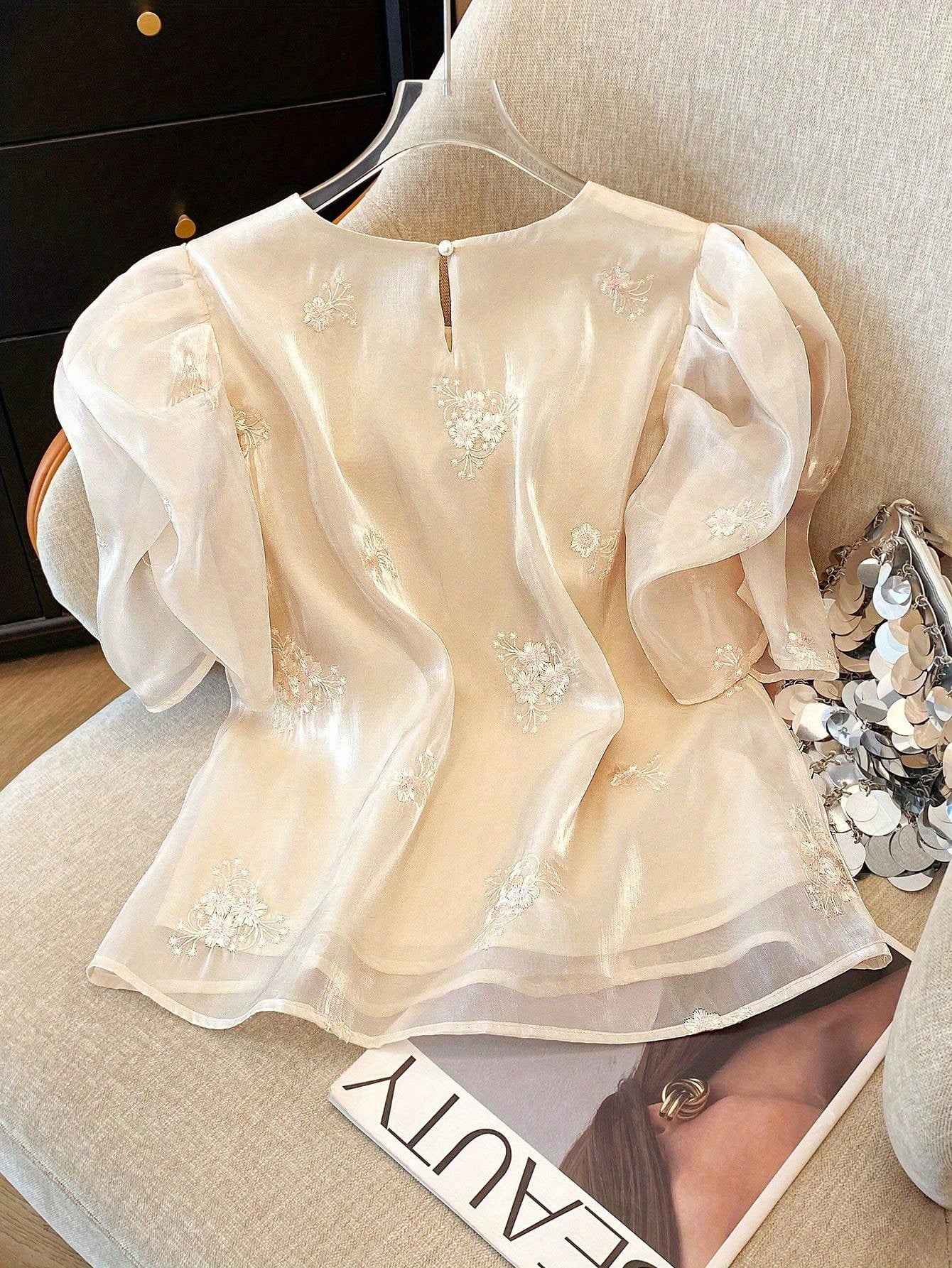 Exquisite embroidered bubble sleeve shirt, elegant charm, fashion design, daily wear preferred, women's shirt boutique.