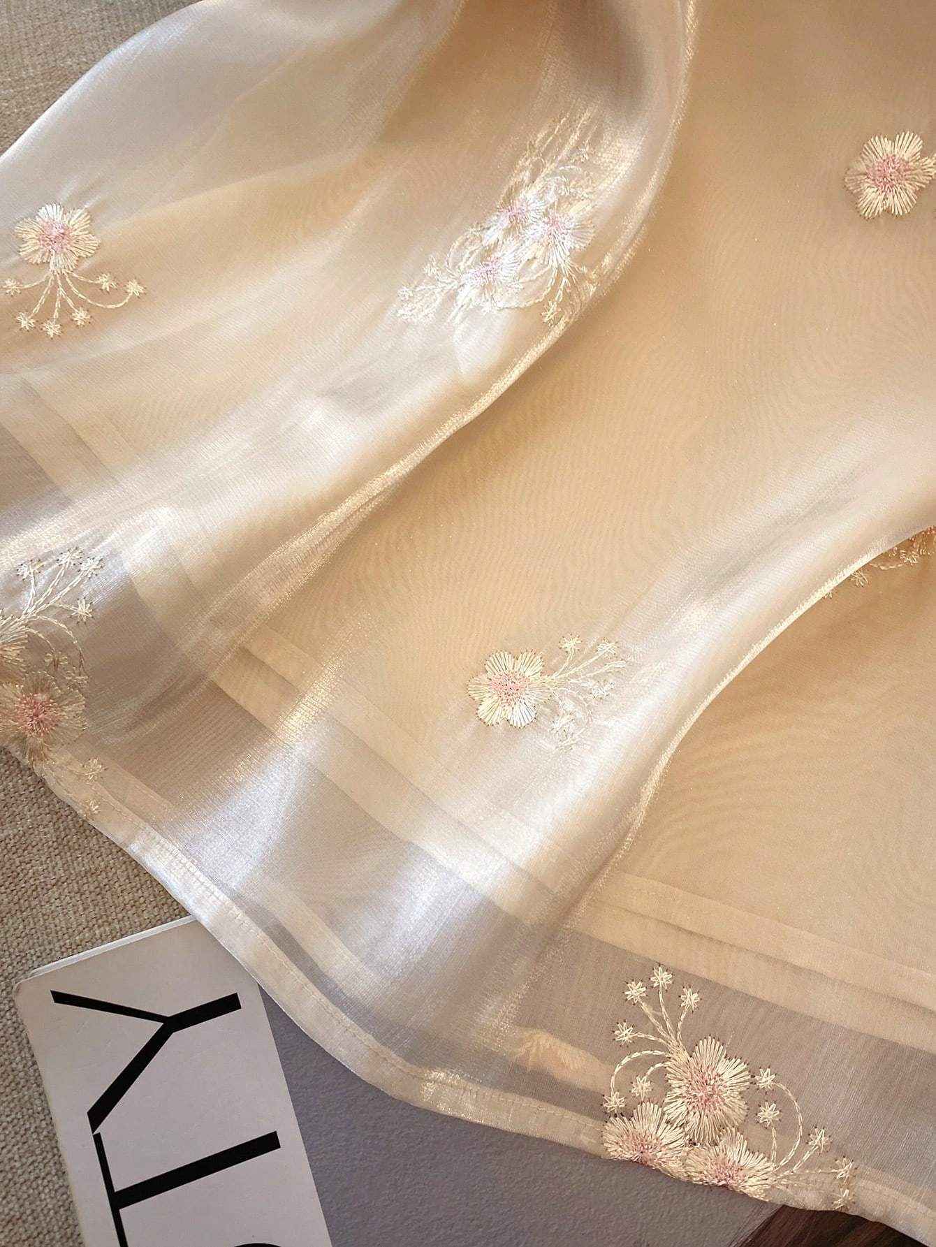 Exquisite embroidered bubble sleeve shirt, elegant charm, fashion design, daily wear preferred, women's shirt boutique.