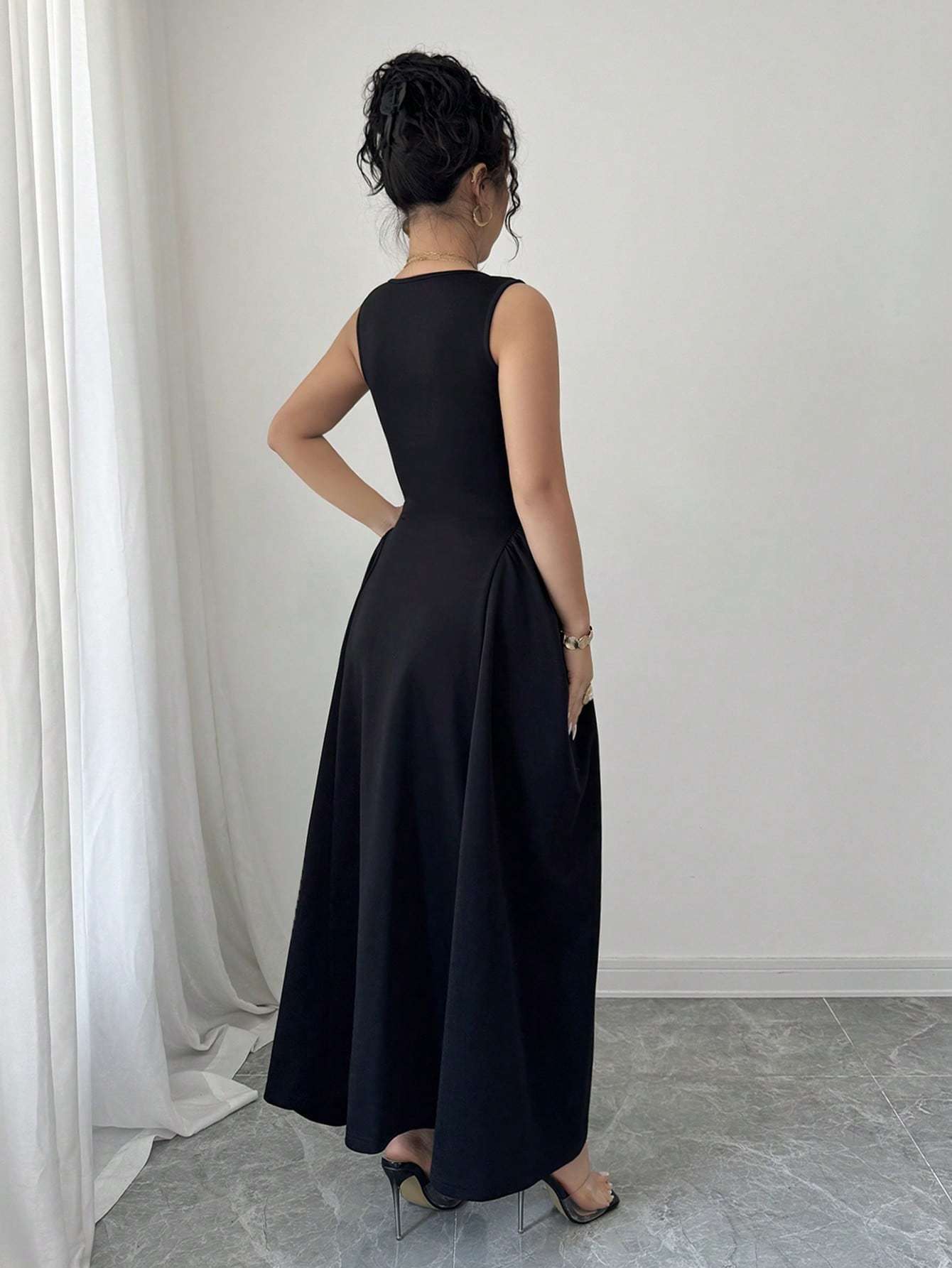 Bright Diamond Sleeveless Dress: Elegant Large Skirt Design for Fashionable Women - OFASHIONS