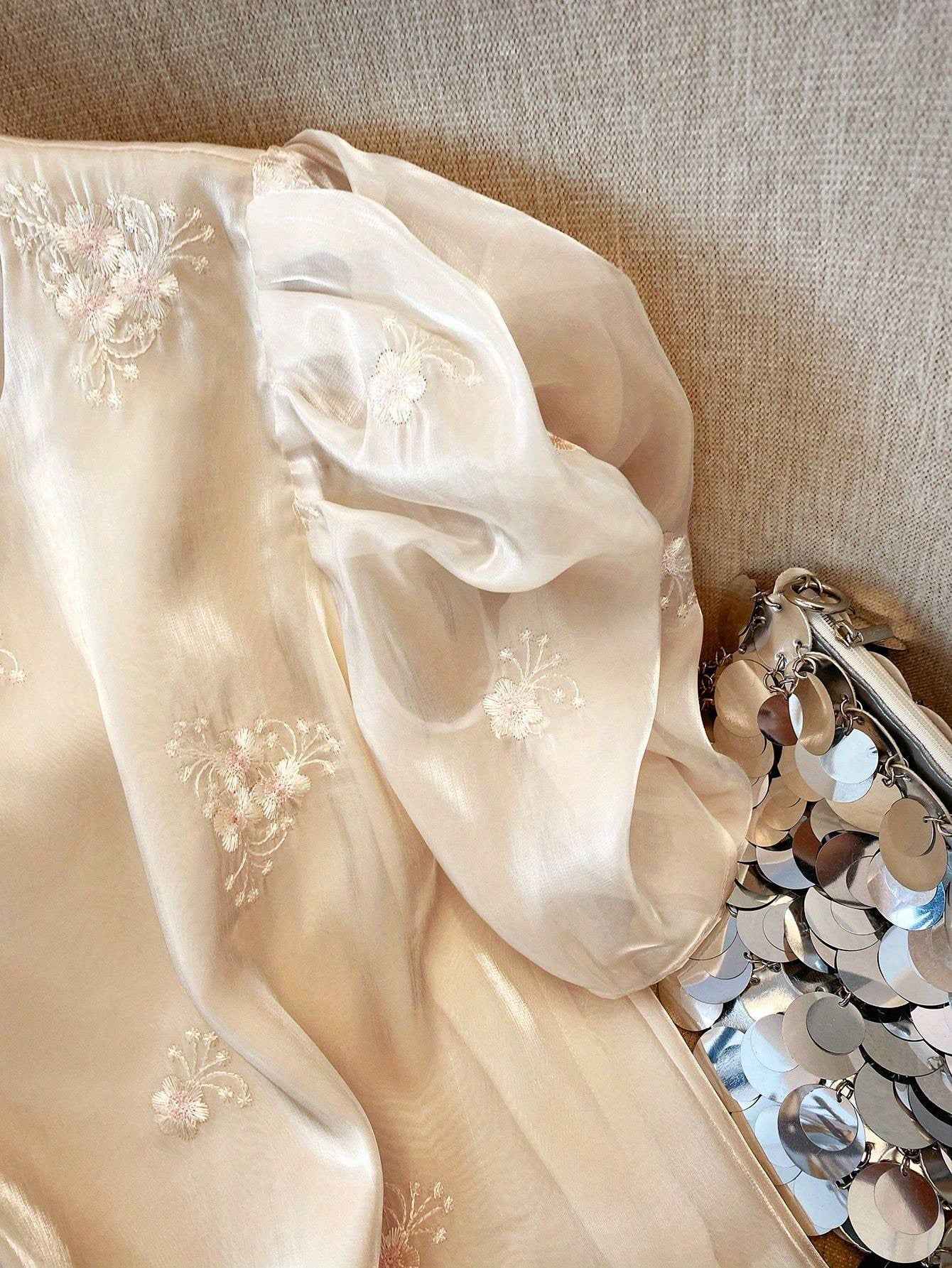Exquisite embroidered bubble sleeve shirt, elegant charm, fashion design, daily wear preferred, women's shirt boutique.